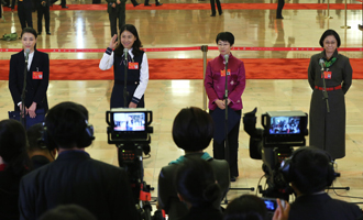 吳敏霞、杜玉濤、蒙曼、盧麗安代表接受采訪