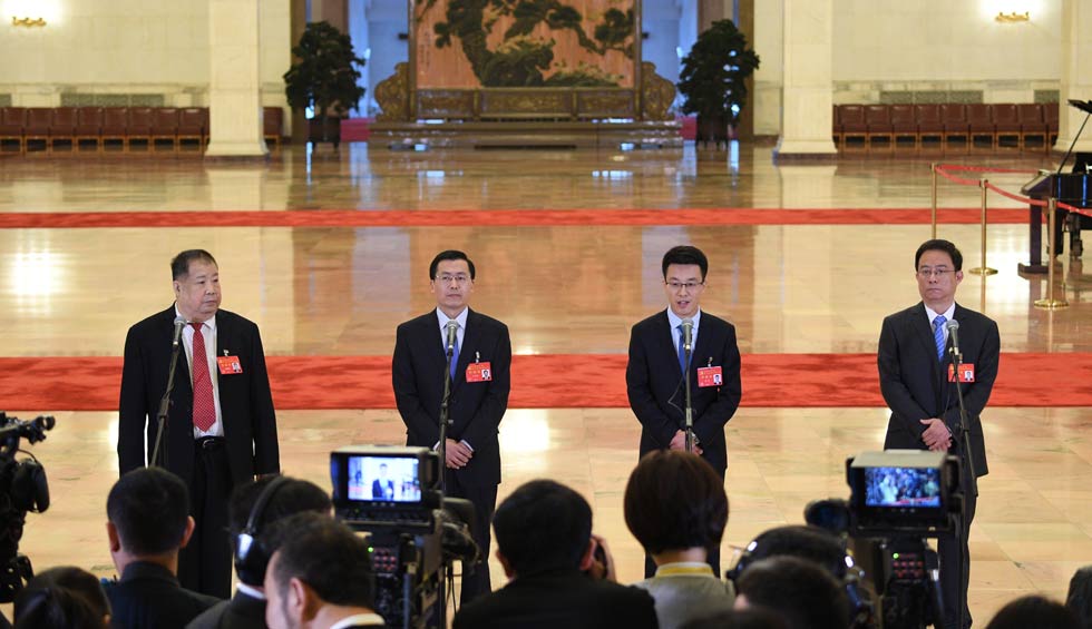 凌解放、王立平、徐川、黃一兵接受采訪