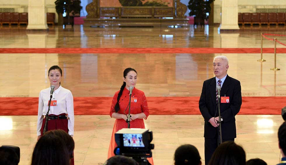 肖笑波、侯艷、徐俊接受采訪