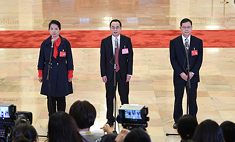 姜妍、康紅普、劉宗富代表接受采訪