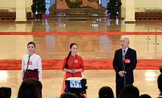 肖笑波、侯艷、徐俊代表接受采訪