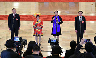 蔡松濤、杜麗群、楊小玲、賈立群代表接受采訪