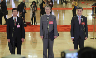 吳曉光、胡偉武、金東寒代表接受采訪