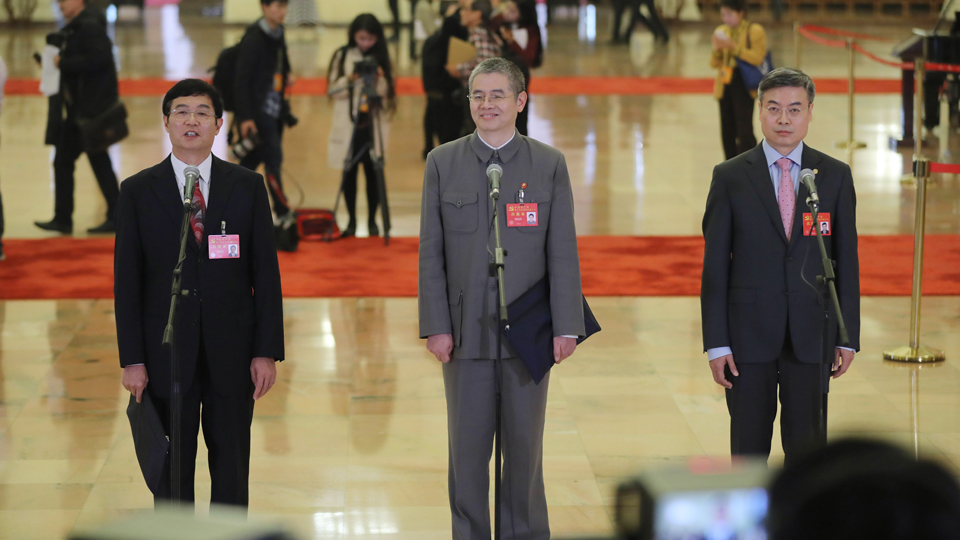 吳曉光、胡偉武、金東寒代表接受采訪