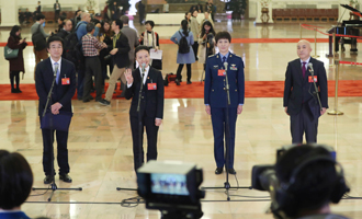 王辰、楊潔、劉文力、王旭東代表接受采訪