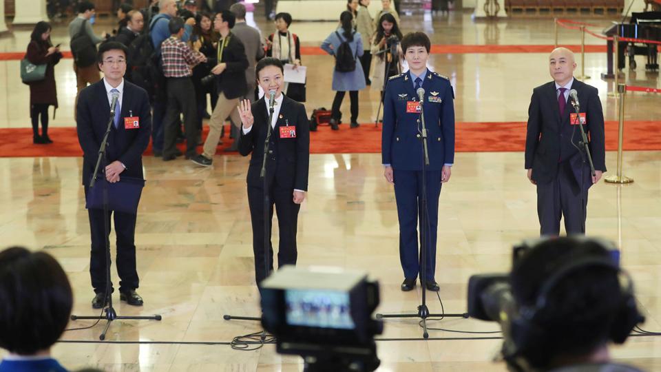 王辰、楊潔、劉文力、王旭東代表接受采訪