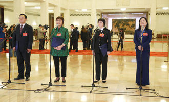 蔣成華、邵蕓、甘露、周宇代表接受采訪