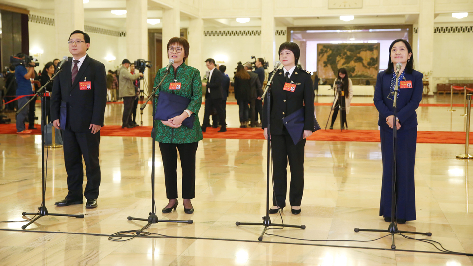 蔣成華、邵蕓、甘露、周宇代表接受采訪