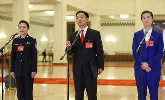 李貝、裴春亮、丁寧代表接受采訪