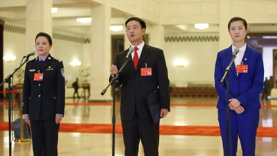 李貝、裴春亮、丁寧代表接受采訪