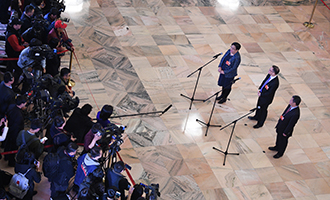 記者在&ldquo;代表通道&rdquo;采訪