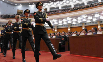 陸?？杖妰x仗兵正步行進(jìn)至主席臺(tái)前