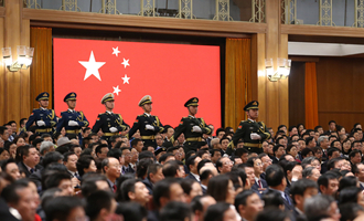 陸?？杖妰x仗兵正步行進(jìn)