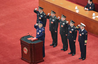 中央軍委副主席、委員進(jìn)行憲法宣誓