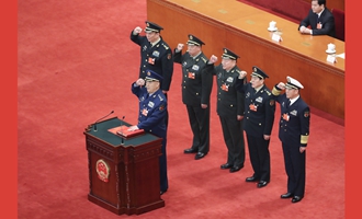 中央軍委副主席、委員進(jìn)行憲法宣誓