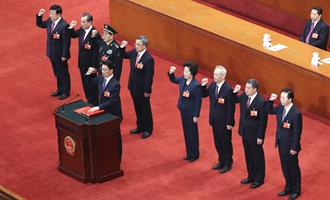 國(guó)務(wù)院副總理、國(guó)務(wù)委員、秘書長(zhǎng)進(jìn)行憲法宣誓