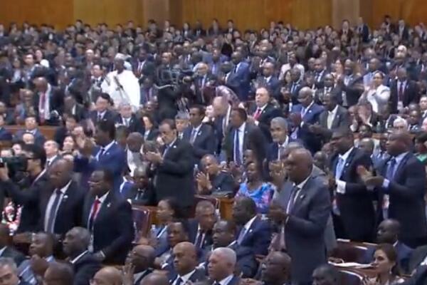 辛識(shí)平：掌聲，激蕩聚同心