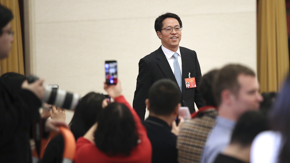 張曉明步入&ldquo;部長(zhǎng)通道&rdquo;，準(zhǔn)備接受采訪