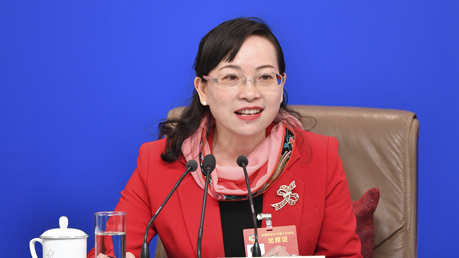 全國(guó)政協(xié)委員、湖南省湘西土家族苗族自治州政協(xié)副主席 石紅