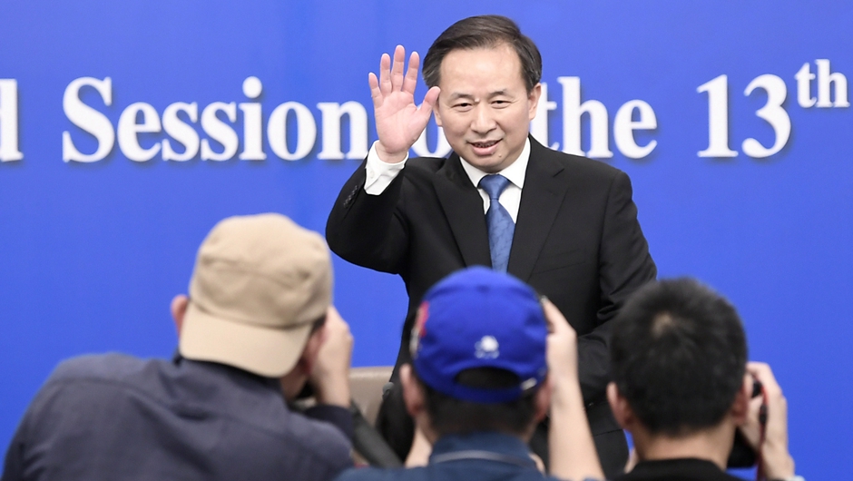 記者會開始前，李干杰向記者致意