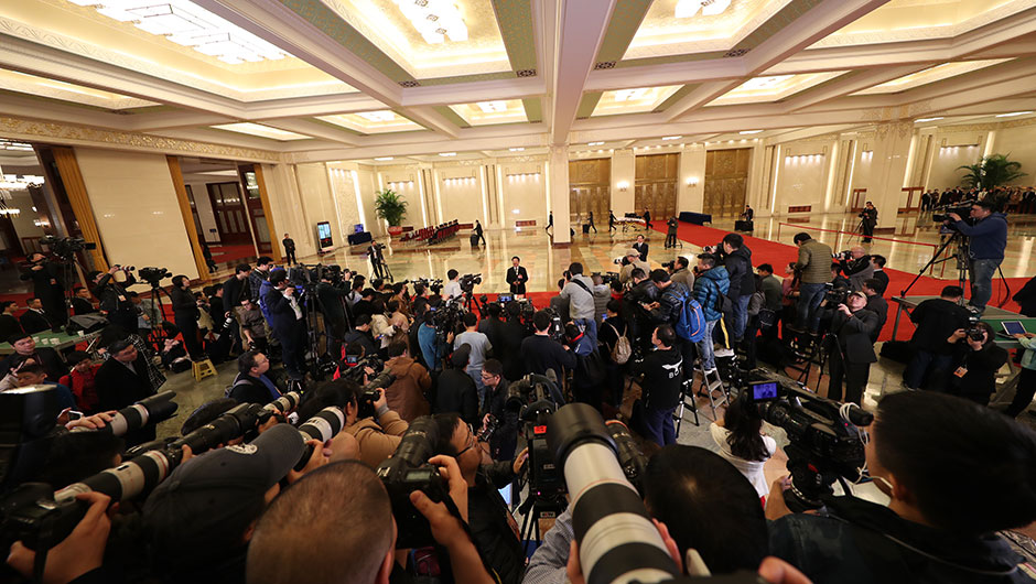 記者在&ldquo;部長通道&rdquo;采訪