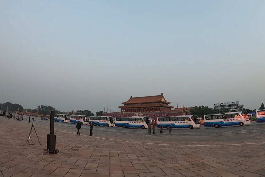 10月1日清晨的天安門城樓和長安街，燈火通明，正在準(zhǔn)備慶祝大會(huì)的工作人員雖然緊張忙碌，但仍顯得井然有序