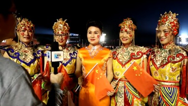 新華網記者現(xiàn)場采訪參加國慶聯(lián)歡活動的群眾