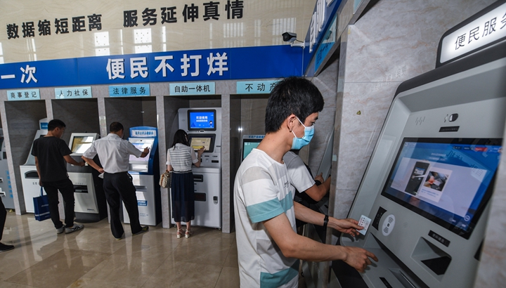 新華社評(píng)論員：增強(qiáng)緊迫感，全力抓落實(shí) &mdash;&mdash;貫徹落實(shí)全國(guó)兩會(huì)精神