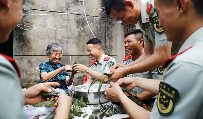 端午節(jié)，家里來了親人子弟兵