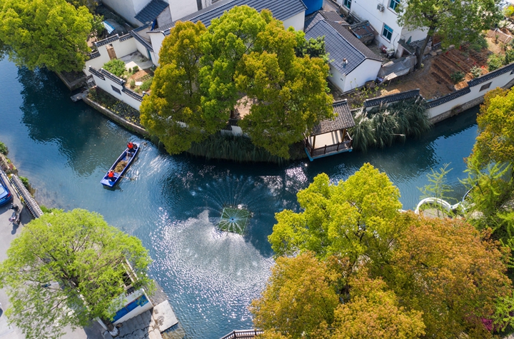 新華社評(píng)論員:堅(jiān)持"五個(gè)根本"，頂風(fēng)破浪前行