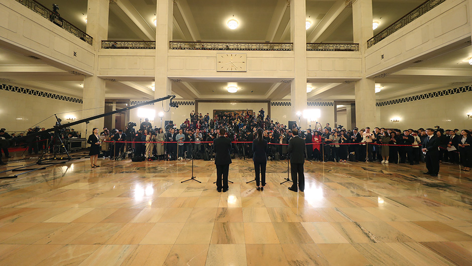 全國人大代表在&ldquo;代表通道&rdquo;接受采訪