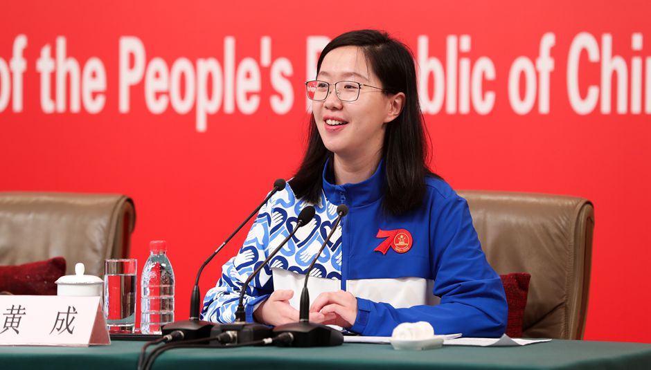 志愿者代表、清華大學(xué)經(jīng)濟(jì)管理學(xué)院四年級(jí)博士生黃成介紹相關(guān)情況