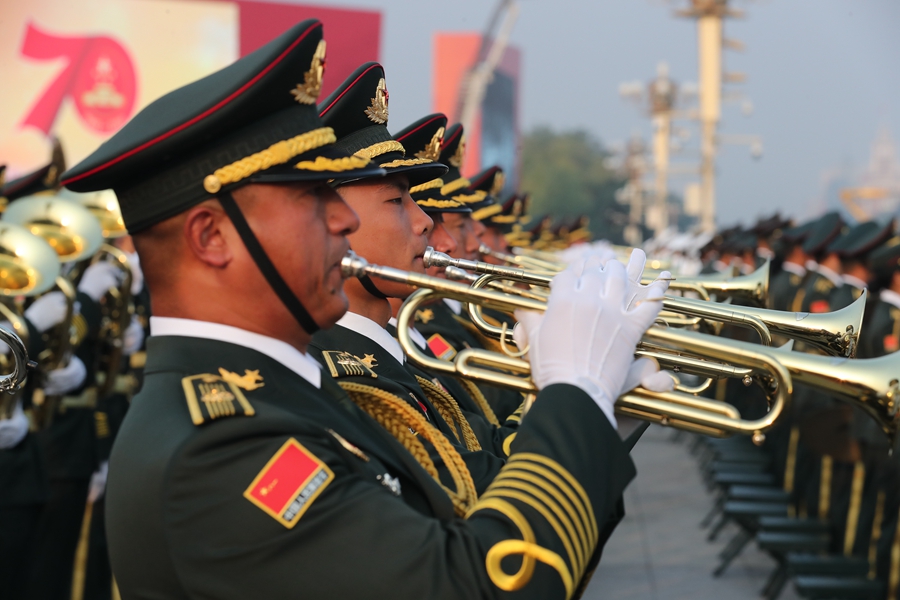 解放軍聯(lián)合軍樂團(tuán)在廣場就位后進(jìn)行準(zhǔn)備工作和試奏。據(jù)了解，解放軍聯(lián)合軍樂團(tuán)此次演奏是從開國大典至今歷次閱兵以來演奏曲目最多的一次，不少曲目是為此次閱兵量身打造的全新作品，此次也是歷次女演奏員最多的一次。