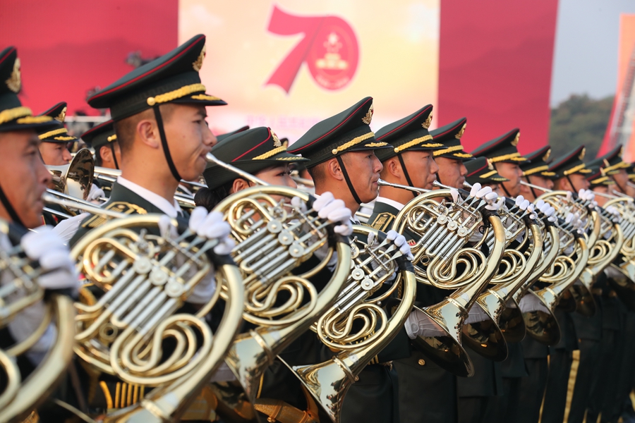 解放軍聯(lián)合軍樂團(tuán)在廣場就位后進(jìn)行準(zhǔn)備工作和試奏。據(jù)了解，解放軍聯(lián)合軍樂團(tuán)此次演奏是從開國大典至今歷次閱兵以來演奏曲目最多的一次，不少曲目是為此次閱兵量身打造的全新作品，此次也是歷次女演奏員最多的一次。