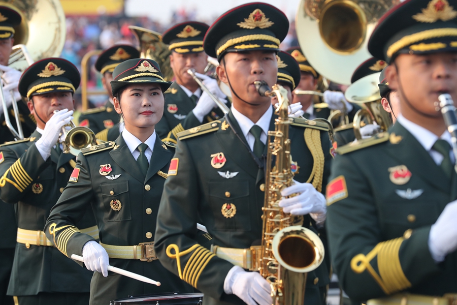 解放軍聯(lián)合軍樂團(tuán)在廣場就位后進(jìn)行準(zhǔn)備工作和試奏。據(jù)了解，解放軍聯(lián)合軍樂團(tuán)此次演奏是從開國大典至今歷次閱兵以來演奏曲目最多的一次，不少曲目是為此次閱兵量身打造的全新作品，此次也是歷次女演奏員最多的一次。