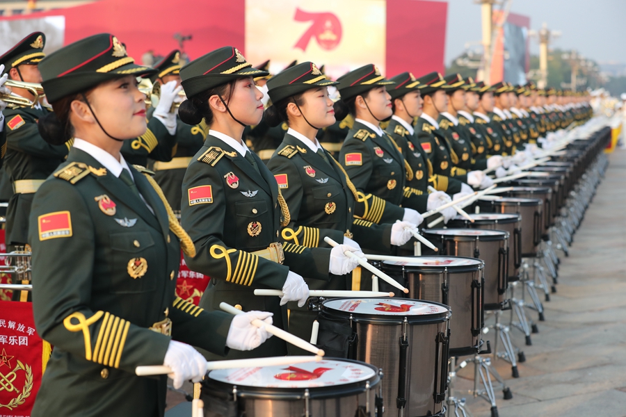 解放軍聯(lián)合軍樂團(tuán)在廣場就位后進(jìn)行準(zhǔn)備工作和試奏。據(jù)了解，解放軍聯(lián)合軍樂團(tuán)此次演奏是從開國大典至今歷次閱兵以來演奏曲目最多的一次，不少曲目是為此次閱兵量身打造的全新作品，此次也是歷次女演奏員最多的一次。