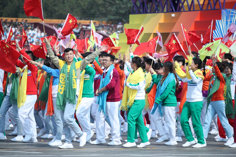 群眾大游行，歡樂的海洋！
