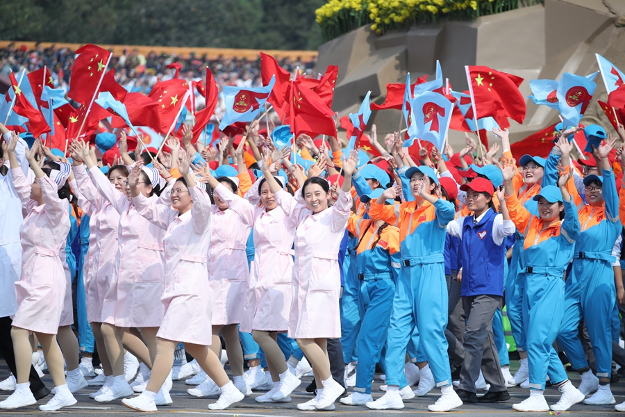 群眾大游行，歡樂的海洋！