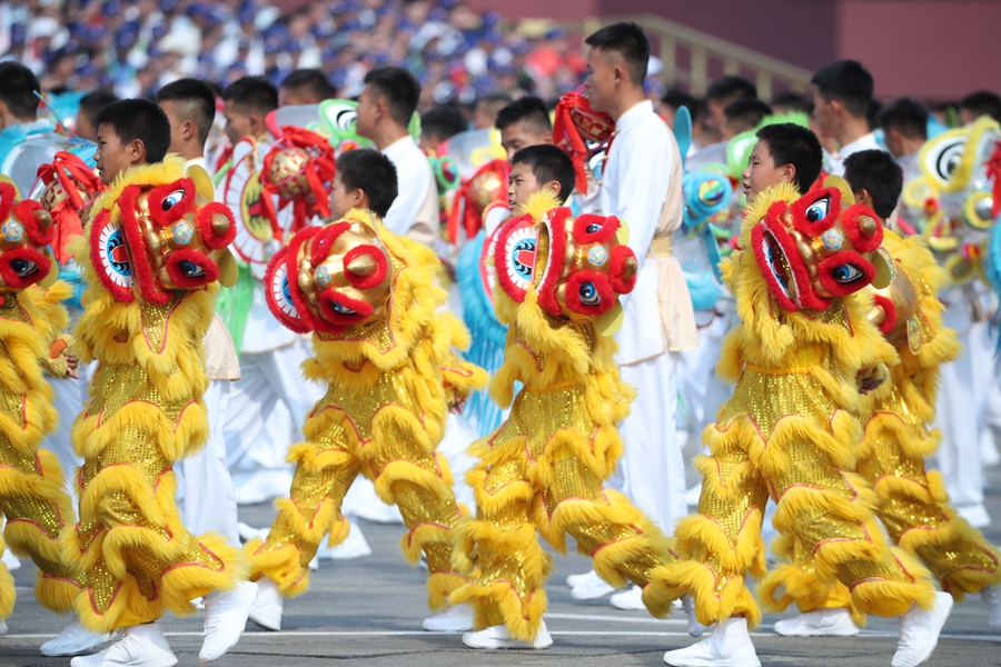群眾大游行，歡樂的海洋！