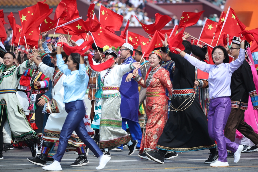 群眾大游行，歡樂的海洋！