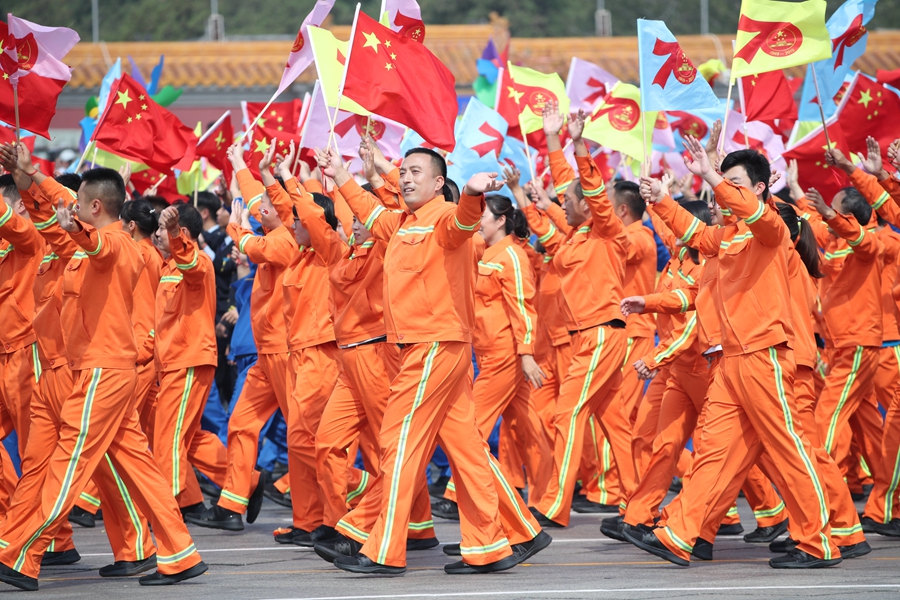 群眾大游行，歡樂的海洋！