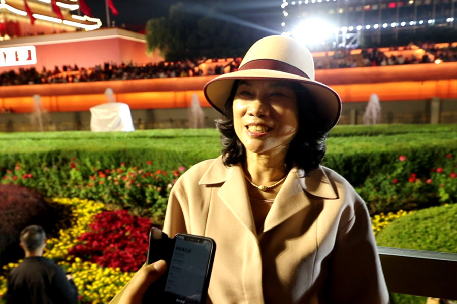 董明珠在國慶聯(lián)歡活動現(xiàn)場接受新華網采訪