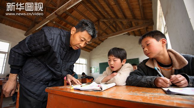 【新華圖視】&ldquo;彎腰老師&rdquo;的堅(jiān)守&rdquo;