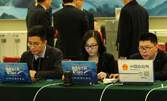 新華網(wǎng)、中國政府網(wǎng)記者在做直播準備