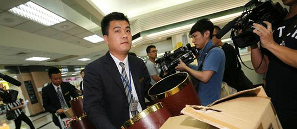 禮儀公司帶著遺體袋、骨灰壇協(xié)助處理善后