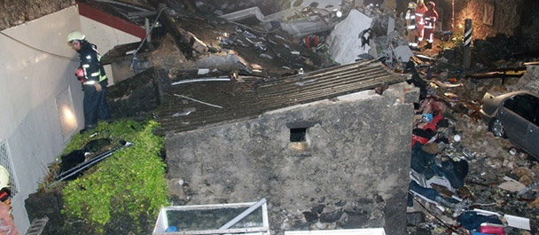 臺灣一客機(jī)迫降時(shí)重摔起火 現(xiàn)場狼藉