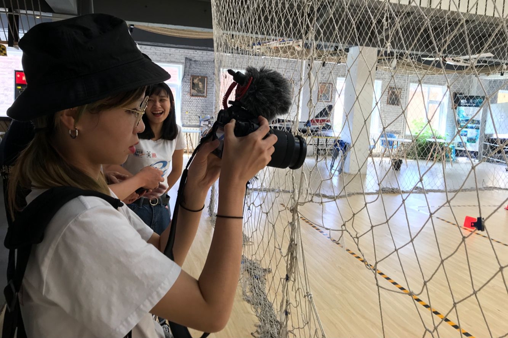 &ldquo;夢(mèng)想之旅&rdquo;飛起來 臺(tái)灣青年走進(jìn)新華網(wǎng)無人機(jī)培訓(xùn)學(xué)院