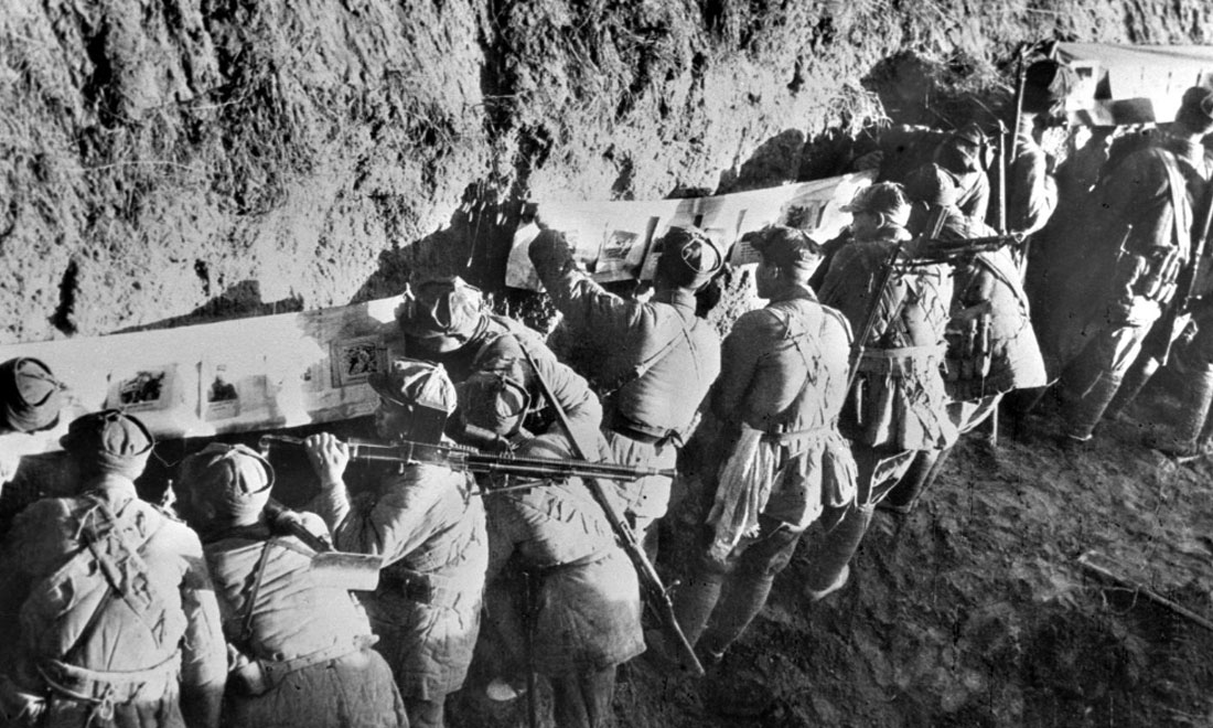 1948年冬，淮海戰(zhàn)役期間，雙堆集前沿陣地舉辦的戰(zhàn)地影展，深受解放軍戰(zhàn)士歡迎。新華社稿  袁克忠攝