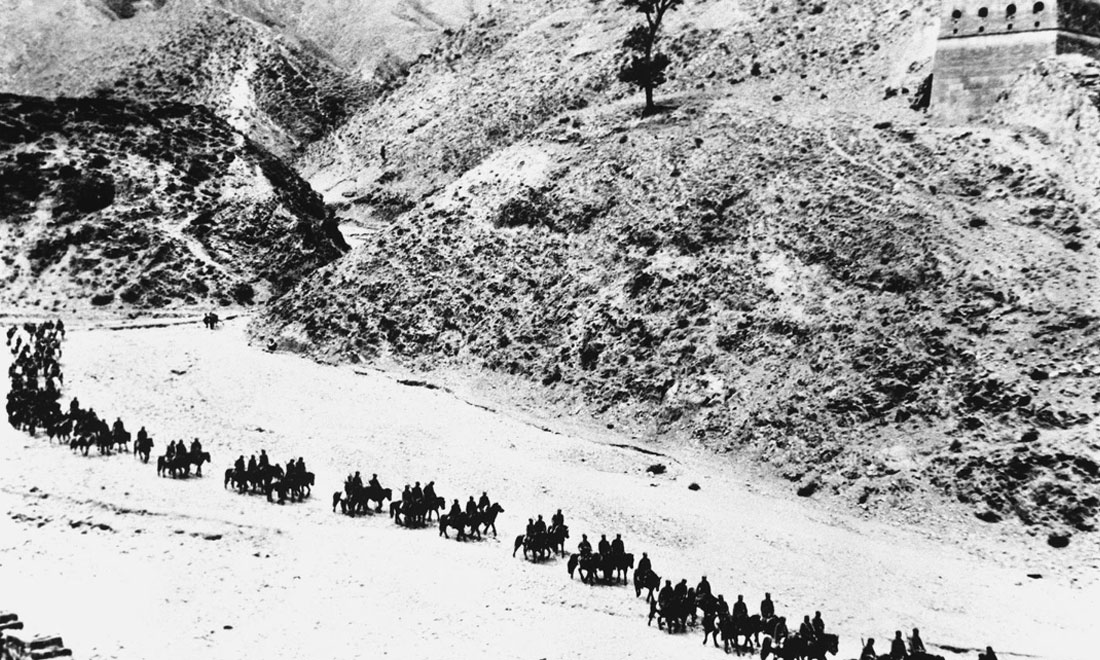 1937年11月太原失守后，八路軍向華北敵后挺進(jìn)，分兵發(fā)動(dòng)群眾，開展敵后游擊戰(zhàn)爭，創(chuàng)建敵后根據(jù)地。新華社稿　沙飛攝