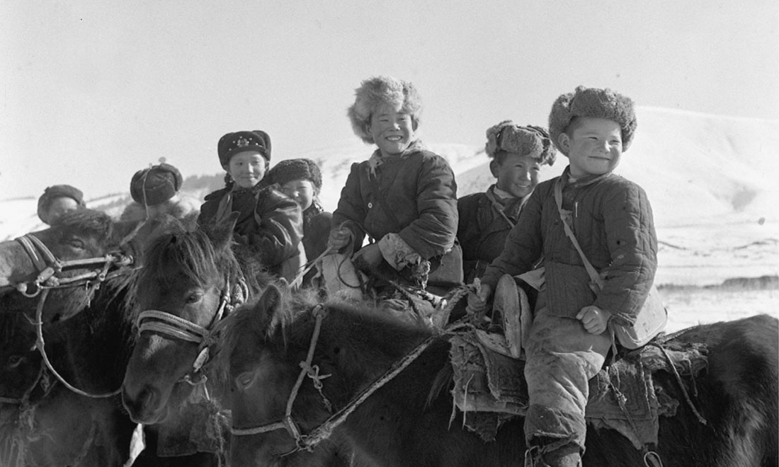 1964年春，新疆伊犁哈薩克自治州昭蘇縣的哈薩克族小學(xué)生們。新華社記者武純展攝